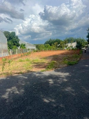 cần bán 291m2 lô gốc 2 mặt tiền cách dh 504 100m, khu dân cư hiện hữu, sầm uất, shr