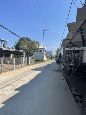 cần ván gấp lô đất 2 mặt tiền thôn tuý loan tây , gần trường tiểu học lâm quang thự