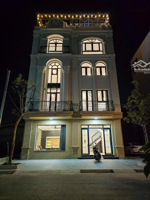 villar 4.5 tầng thang máy trong lòng thành phố hoàn thiện full nội thất . công năng : 4 phòng