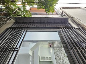 nhà 3 tầng, sổ 2025, gần mặt đường xe hơi đỗ