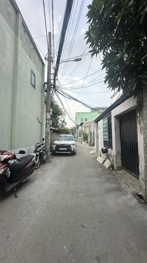 nhà cấp 4 cũ. mặt tiền đường 42 linh đông. giá tốt đầu tư. sổ sạch. 2mt trước sau. gần chợ thủ đức