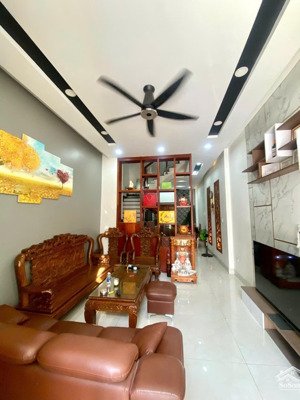 cho thuê nhà 3 tầng 4pn. 4wc sân đậu oto - p tăng nhơn phú a - quận 9