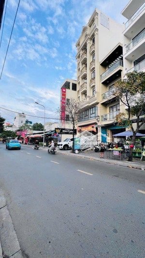 ( quận 7) bán gấp chdv - 84m2- sát chợ phước long- xe hơi đổ cửa - dòng tiền 30tr/thang- nhỉnh 8 tỷ