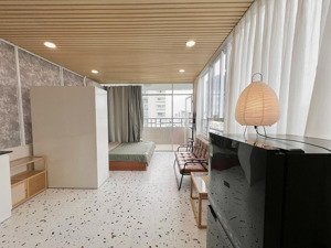 cho thuê căn hộ studio ban công có thang máy ngay mặt tiền trần hưng đạo quận 1