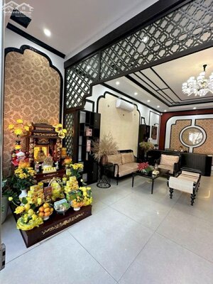 CHO THUÊ CĂN MẶT TIỀN 6M TUYẾN ĐẦU PHỐ HAI BÀ TRƯNG - VỊ TRÍ THÔNG THOÁNG, NHẬN DIỆN CAO - NHÀ CÓ THANG MÁY