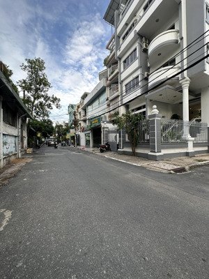 tôi cho thuê nhà 4lau,4pn,full nội thất mới,hxh,gần eon mall tân phú