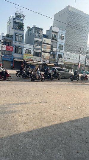 cho thuê mặt bằng kinh doanh 9triệu/ tháng đường cách mạng tháng tám , vỉa hè rộng