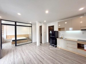 cho thuê căn hộ 1 phòng ngủ 50m2 - tách bếp có ban công thang máy mặt tiền phan văn trị quận 5