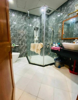 104m: mặt tiền đường 22 bình phú q6 ( 4 * 26 ) hầm 5 lầu 13.2 tỷ