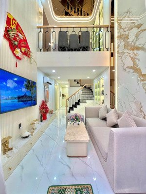 ô tô đổ cửa 5t 4pn 4wc phùng văn cung,sổ đẹp hoàn công đủ,full nội thất cao cấp