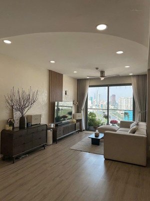 căn hộ 1pn 56m2 ban công view đẹp tại chung cư icon 56 q4 giáp q1. l/h: tư vấn