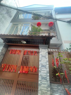 6x10 mét 3 tầng bán nhà cmt8, p15, q10. 2 mặt hẻm thoáng