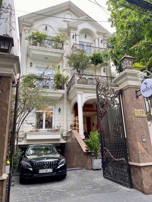 biệt thự trung tâm quận 1, ngang 9.2x15m, 5 tầng btct thang máy, nội thất sang trọng ở ngay