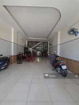 cho thuê nhà 2 tầng đường 10m5: gần phan đăng lưu - tầng 1 thông suốt