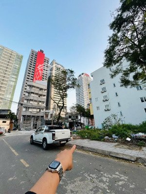 góc 2 mt sơn trà đường 7,5m diện tích 200m2 ngang 12,8m. cách biển mỹ khê vài chục mét