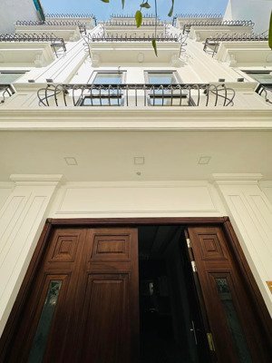 bán nhà phố hoa bằng 39m x 6t, thang máy, gần phố, xe 5tạ đỗ cửa, giá 10.5 tỷ.