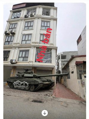 chỉ hơn 8 tỷ - nhà ô tô tránh - vỉa hè - gara ô tô - 5,5 tầng - trung tâm hà nội - kinh doanh được.