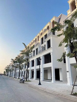 bán gấp liền kề đường 17m khu anh quốc dự án hinode royal park. dt 98m2 giá 16,55 tỷ. lh 