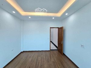 chủ gửi bán dt 50m2 giá hơn 5 tỷ .nhà ngọc hồi ô tô đỗ ngõ vị trí đắc địa ngõ thông thoáng