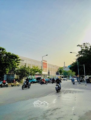 ngay vincom nam long,65m2 nhà cấp 4,đường 8m xe hơi đỗ cửa,thông tứ tung.hơn 8 tỷ