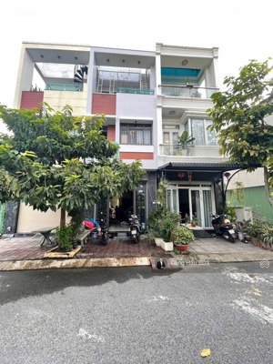 nhà 3 tầng kdc phú hồng thịnh gần làng dhqg tp.hcm. dt: 60m2 (4x 15m). gồm 3pn- 4wc. giá: 5.8 tỷ