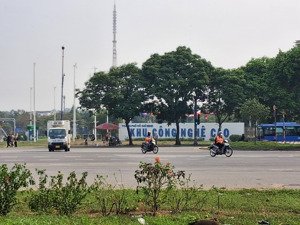 nhà 4 tâng dtsd 200m hxh đường xa lộ hà nội ( ql52) giá 4ty9 . lh lê tài bds