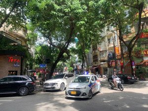 bán nhà phố 3 tầng trung tâm hoàn kiếm dt 30m2 , mt rộng sổ đỏ chính chủ. giá chào cực mềm.