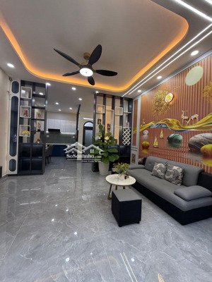 bán nhà đúc 3 lầu mới xây. dt ngang 4,5m giá 5 tỷ 65 còn bớt