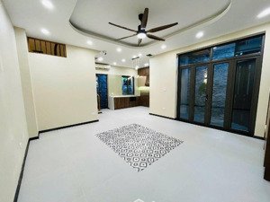 thanh trì nhà đẹp 38m 4 tầng 4 ngủ công năng đầy đủ giá- hơn 5 tỷ
ngõ trước nhà rộng, thoá