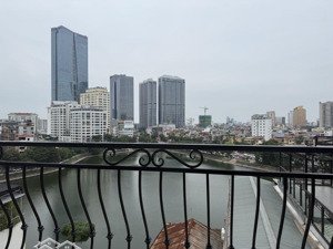 bán tòa nhà mặt phố la thành, view hồ ngọc khánh, 9 tầng + hầm, thang máy, dòng tiền 150tr/th