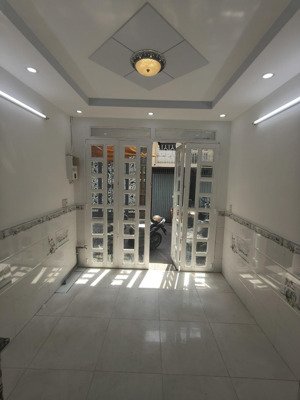 nhà hẻm tạ quang bửu gần chợ rạch ông hẻm 4m. nhà 3 tầng, 2 phòng ngủ - 3 tỷ. lh em tú xem nhà