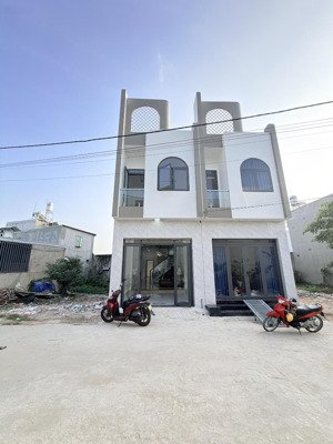 bán nhà 1 trệt 1 lầu phường biên hoà( hoá an củ). dt: 4x19.2=76,6m2. giá: 3tỷ1