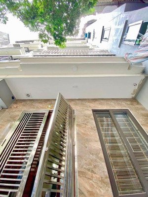 bán nhà 5 tầng nguyễn văn huyên, gần công viên nghĩa đô, cầu giấy, dt 50m2, mt 4m, giá 11.5 tỷ sđcc
