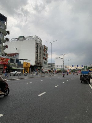 bán nhà 2 mặt tiền dương quảng hàm tiện xây toà nhà cao tầng