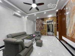 10.5tỷ có nhà 6 tầng thang máy phạm văn đồng cầu giấy40mxmt4.5m ngõ thông 30m ra ô tô full nội thất