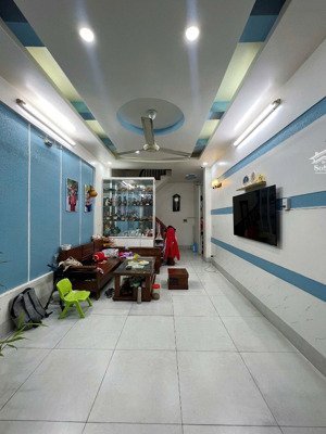 chính chủ bán nhà yên hòa 35m 5t mt 3.4m giá 9.8 tỷ cầu giấy hà nội ,vị trí đẹp,gần phố,20m oto.