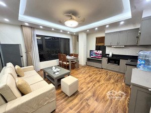 cho thuê căn hộ mới ngay phố trần thái tông . nhà lô góc hai mặt thoáng . oto đỗ cửa