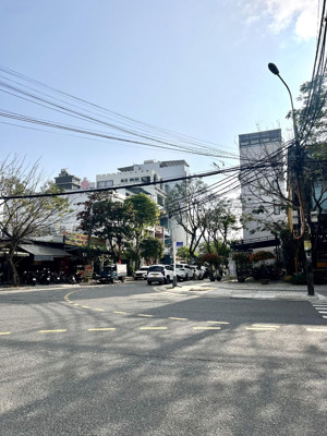 cho thuê lô góc 2 mặt tiền đường hồ nghinh, vị trí sầm uất, dt 6x25m, hđ thuê lâu dài