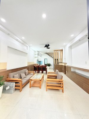 bán nhà riêng tại lạc long quân, 6,7 tỷ, 42m2, 4pn, 4wc, 5 tầng