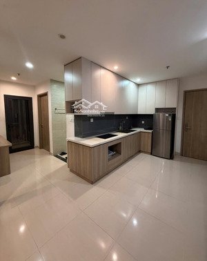 cho thuê căn hộ 2n1wc full nội thất giá chỉ 8tr bao phí dv vào được ngay gần vin uni