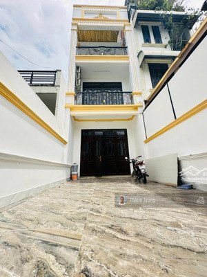 bán nhà 1 trệt 2 lầu, có sân đỗ ô tô đường số 185 phước long b. nhà đẹp giá tốt bán nhanh trước tết