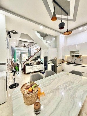 hàng trước tết giảm sâu 200triệu giá 2tỷ680 chính chủ trần thánh tông ngay siêu thị galaxy đt tốt