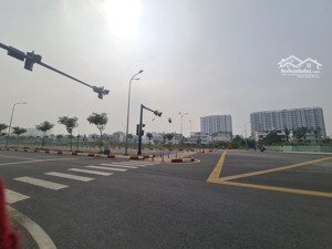 nhà 3 tầng lô góc khu 38ha- 2 mặt tiền đường 20m- ngang hơn 6m