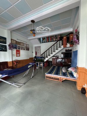 nhà 2 tầng mặt tiền đường phạm tu