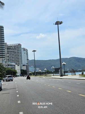 (hím ngon)bán nhà mặt tiền cách biển xuân diệu quy nhơn chỉ 30m, dt 73m ngang đẹp 5,5m, lộ giới 14m