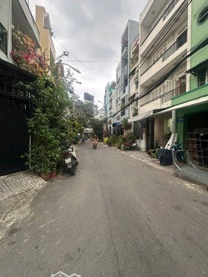 sát hẻm xe hơi - tô hiến thành q.10 - dt 3x10 - 2 tầng - chưa đến 4 tỷ - thương lượng chính chủ