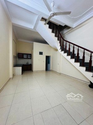 bán nhà 3 tầng đẹp ở ngay tại gia lâm chỉ hơn 4tỉ-khu vực phát triển nhanh đông đúc-3 phòng ngủ