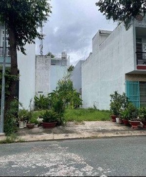 cần bán nhanh lô đất mặt tiền đường 12m- 129m2 full thổ cư- đường thông có vỉa hè - gần chợ đầu mối