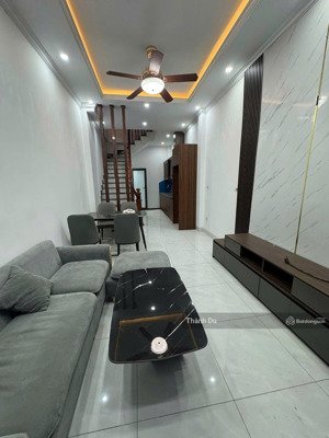 cho thuê nhà phố trạm - long biên
dt : 32m x 5 tầng giá 12tr/th