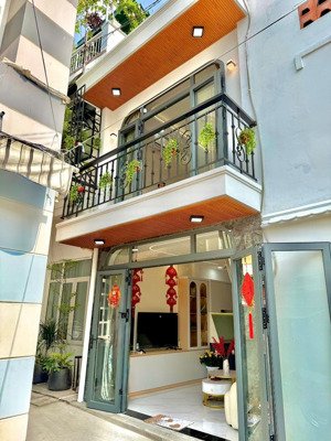 nhà mới 2 tầng 30m2 có sân để xe hơi hẻm xe hơi nhà mới đẹp ngay cv gia định - đường số 7